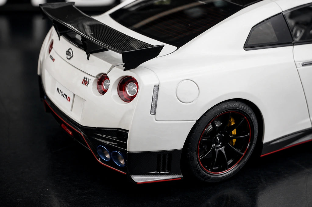 AutoArt Nissan 2017 GT-R R35 Nismo White 1:18 – Modello da collezione pressofuso