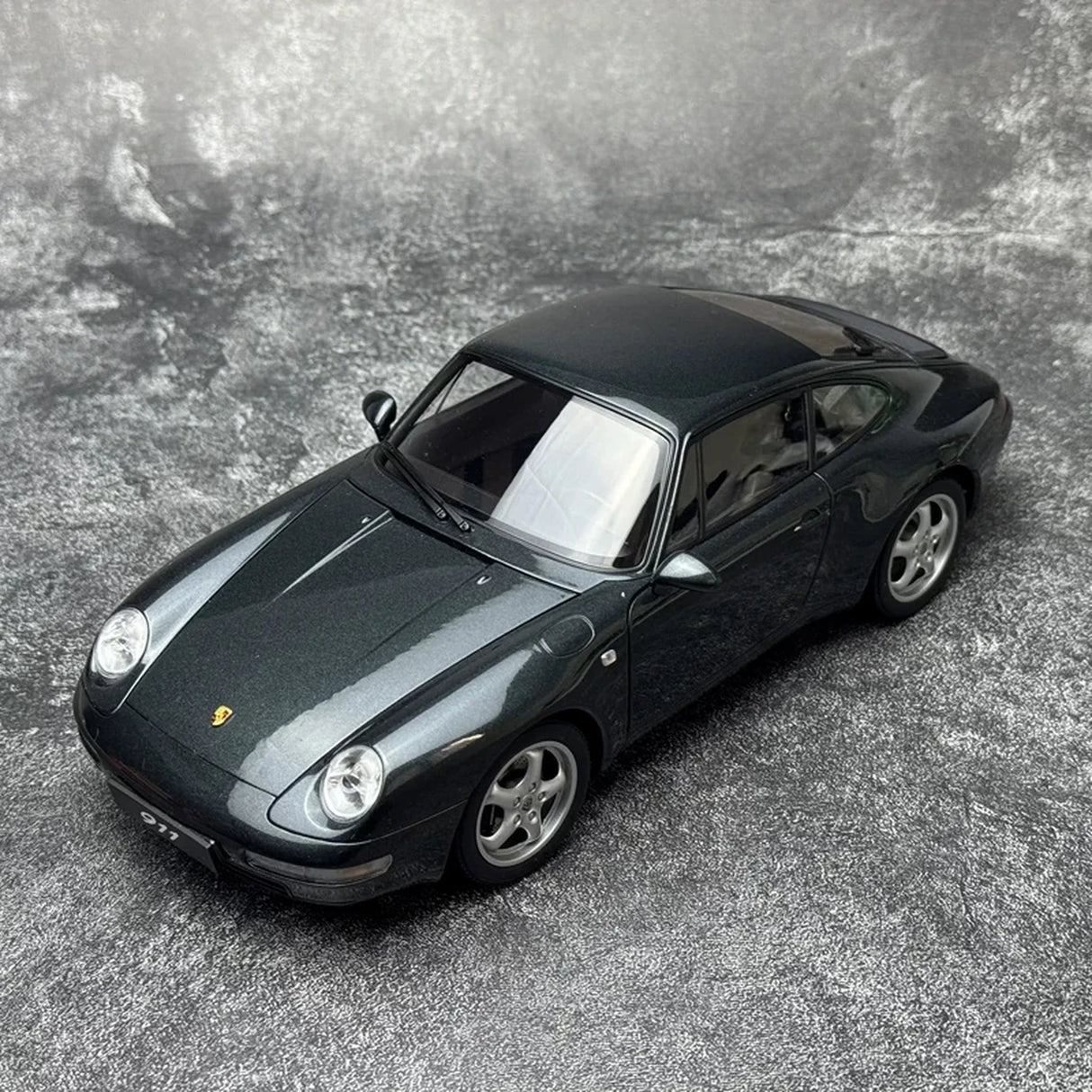 AutoArt Porsche 1995 911 993 Carrera 1:18 – Collectible Diecast Model Die-Cast