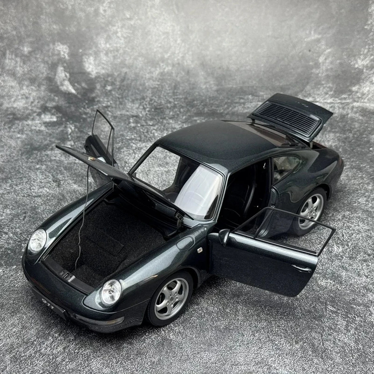 AutoArt Porsche 1995 911 993 Carrera 1:18 – Collectible Diecast Model Die-Cast