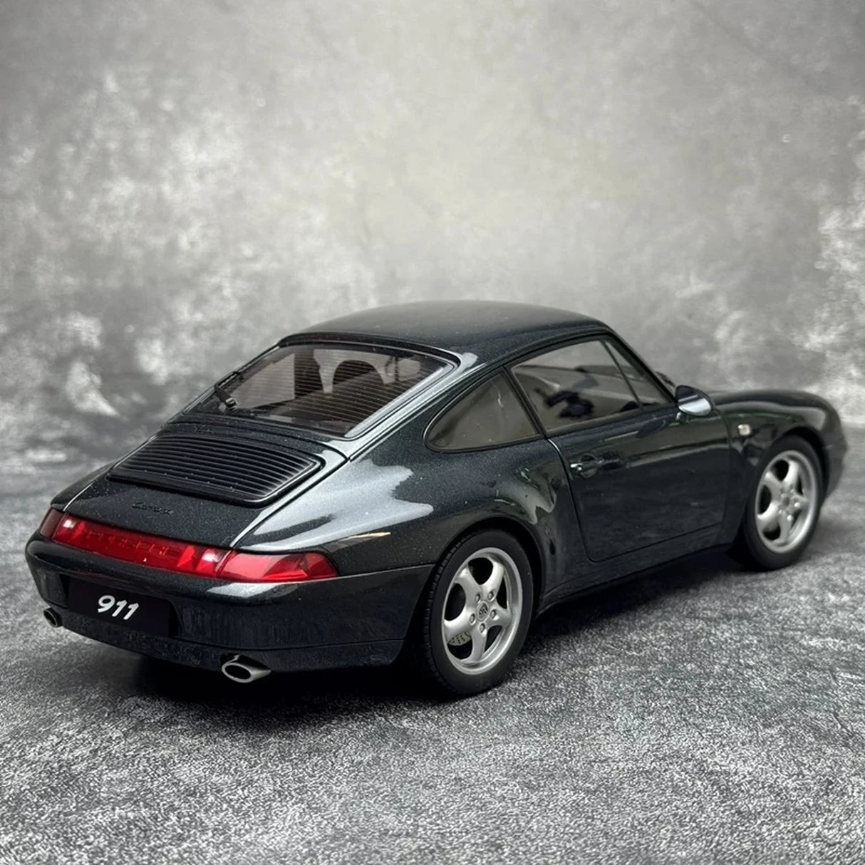 AutoArt Porsche 1995 911 993 Carrera 1:18 – Collectible Diecast Model Die-Cast