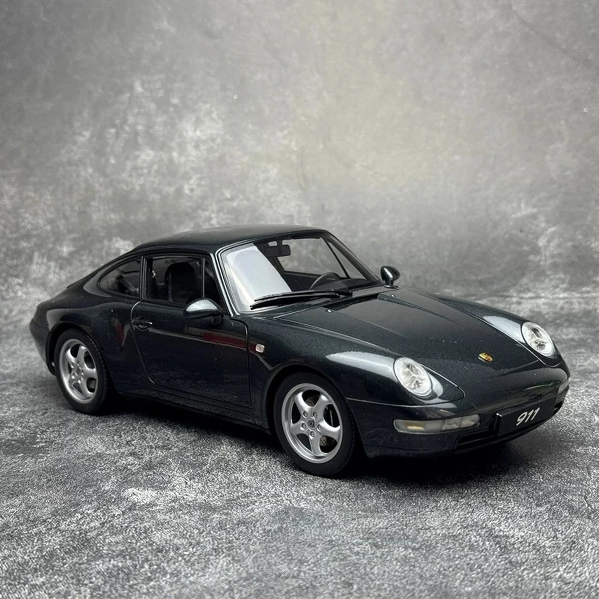 AutoArt Porsche 1995 911 993 Carrera 1:18 – Collectible Diecast Model Die-Cast