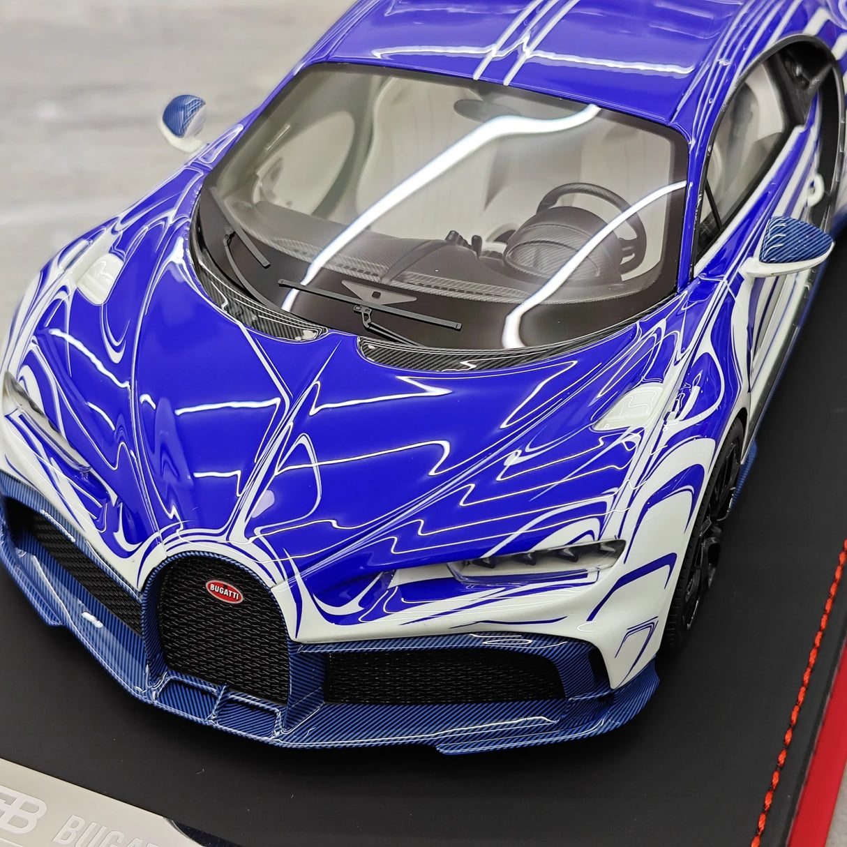 BBA Bugatti 2022 Chiron Profilee الأبيض والأزرق 1:18 – راتنج نموذجي قابل للجمع