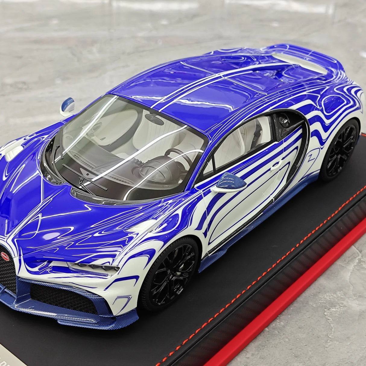 BBA Bugatti 2022 Chiron Profilee الأبيض والأزرق 1:18 – راتنج نموذجي قابل للجمع