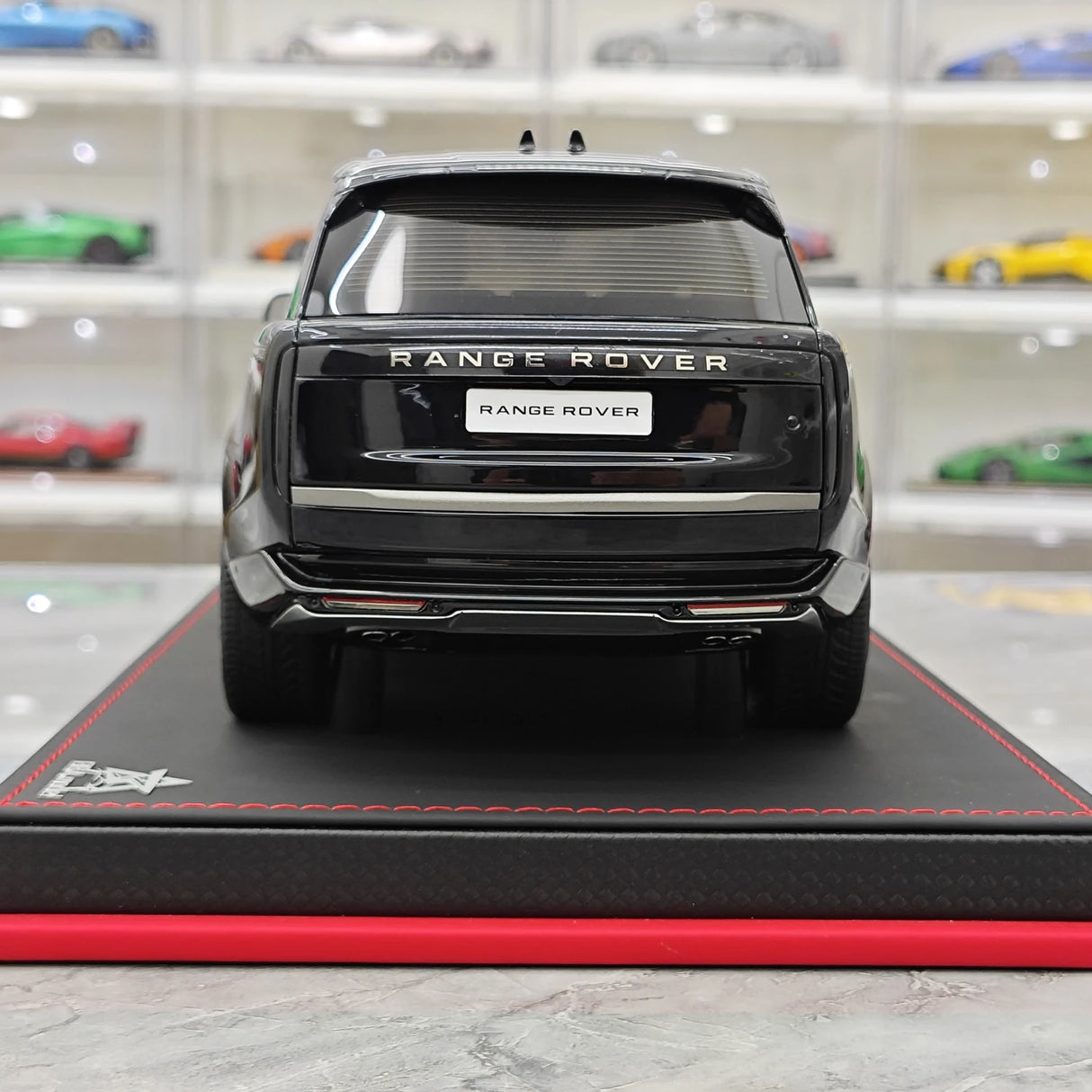 BBA Land Rover 2018 Range Rover Autobiografia LWB Black 1:18 – Modello di resina collezionabile
