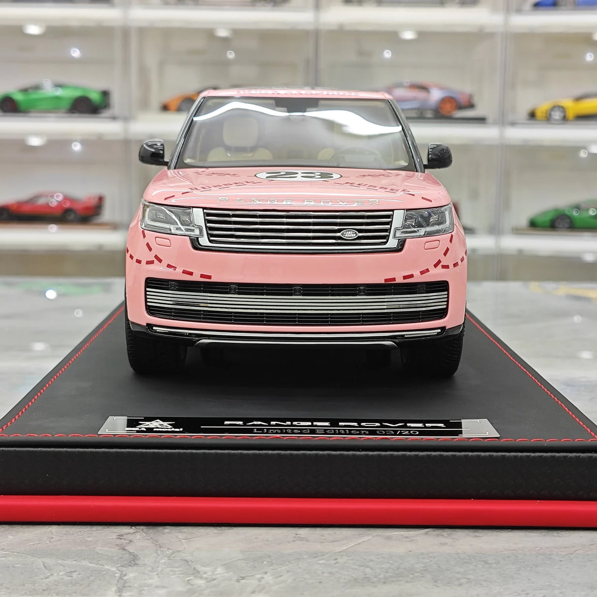 BBA Land Rover 2018 Range Rover SVAutobiography Long Wheelwalk Pink Pig 1:18 – Resina modello in resina da collezione
