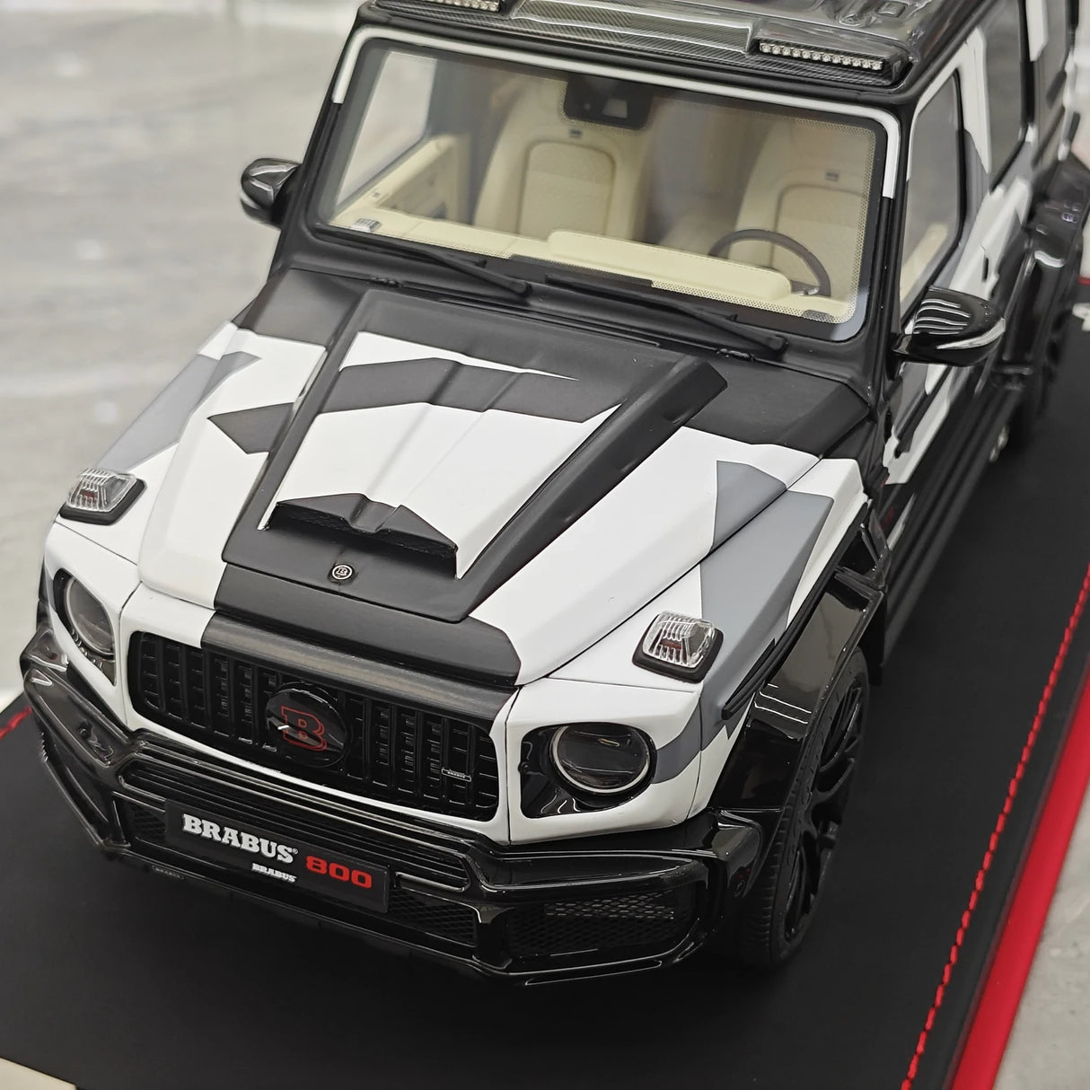BBA Mercedes-Brabus 2025 G800 Camouflage Red Badge 1:18 – Résine de modèle en résine de collection