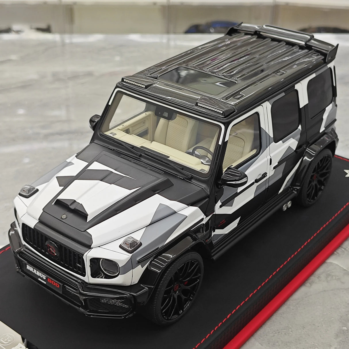 BBA Mercedes-Brabus 2025 G800 Camouflage Red Badge 1:18 – Résine de modèle en résine de collection