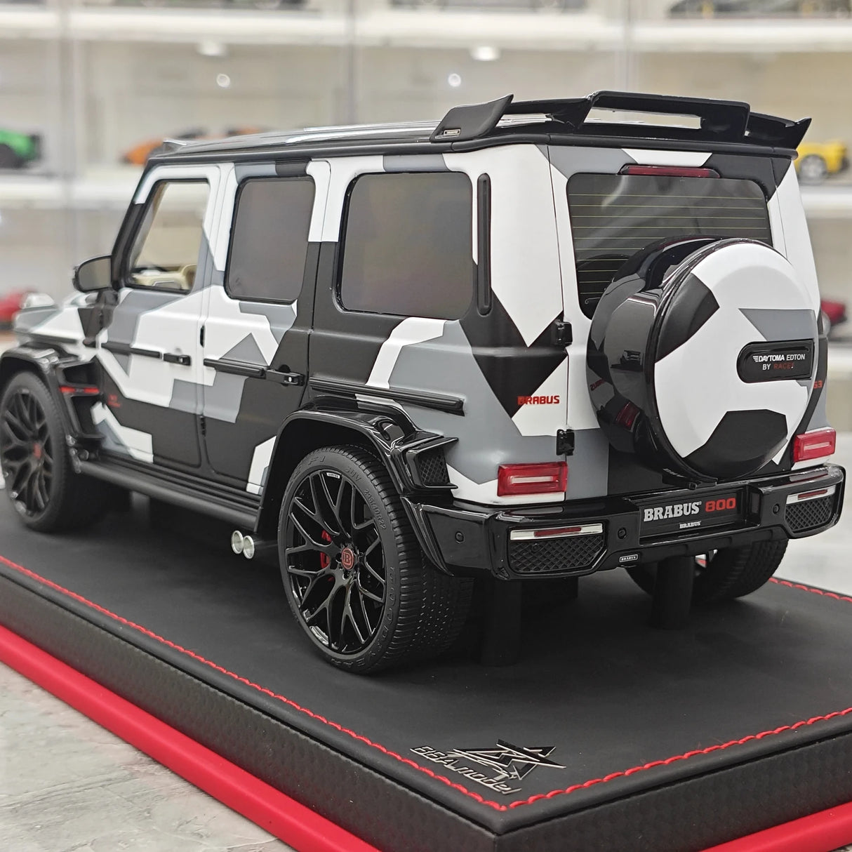 BBA Mercedes-Brabus 2025 G800 Camouflage Red Badge 1:18 – Résine de modèle en résine de collection