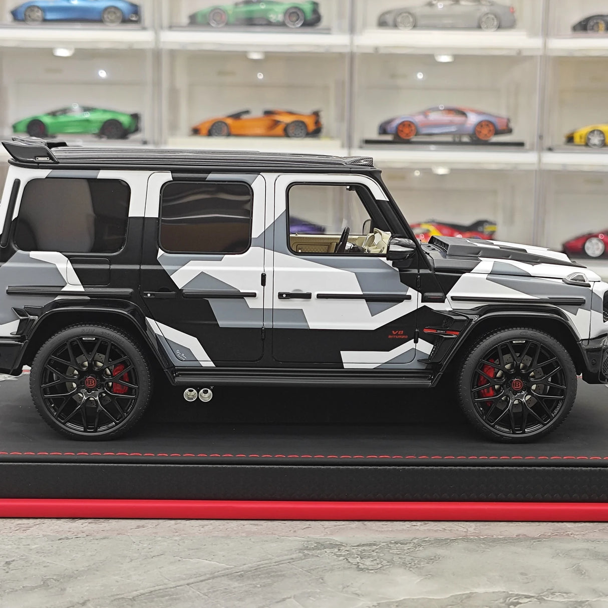 BBA Mercedes-Brabus 2025 G800 Camouflage Red Badge 1:18 – Résine de modèle en résine de collection