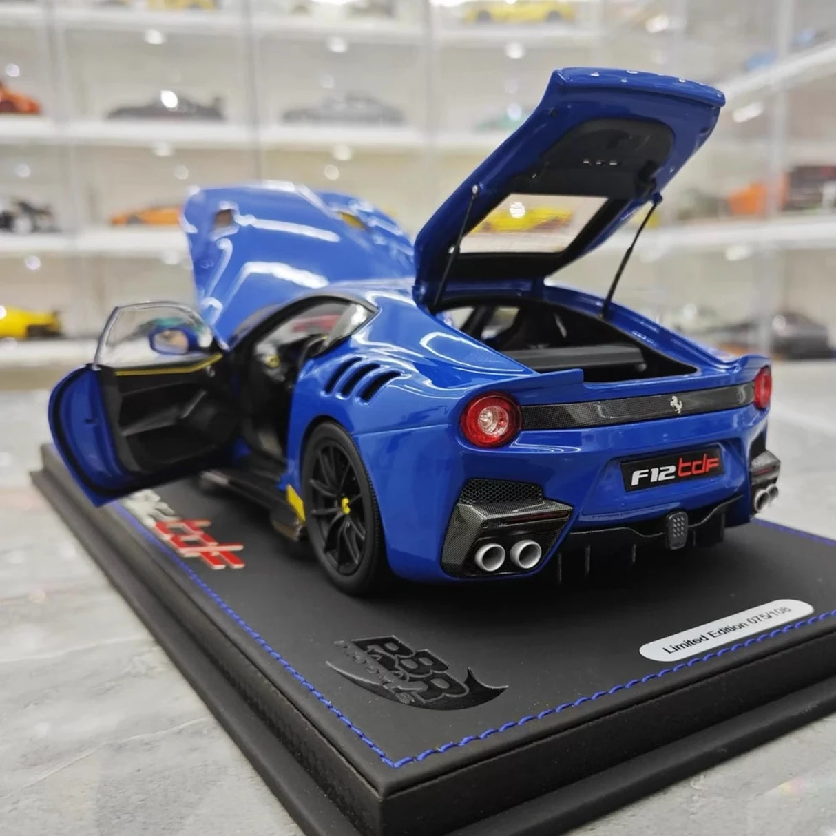 BBR Ferrari 2015 F12 TDF خط أزرق وأصفر 1:18 – نموذج معدني قابل للجمع من القالب المصبوب