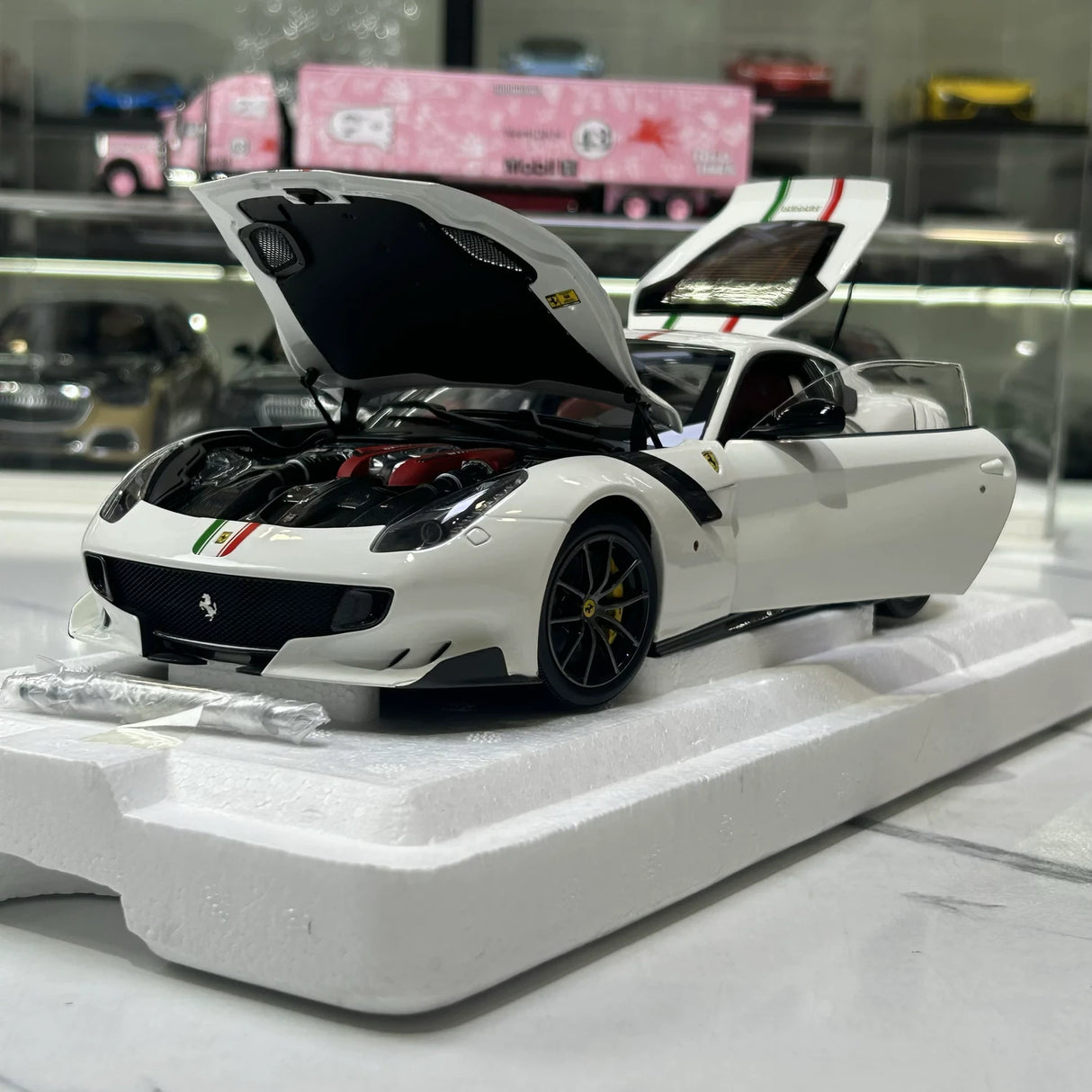 BBR Ferrari 2015 F12tdf Bianco Avus Italian Flag 1:18 – Modello in resina da collezione