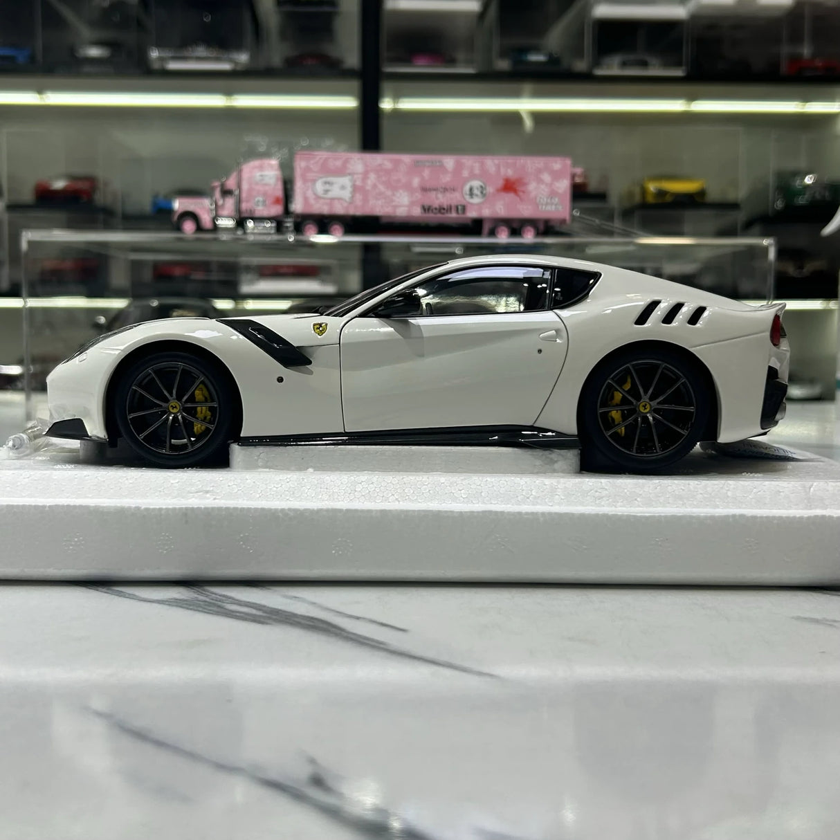 BBR Ferrari 2015 F12tdf Bianco Avus Italian Flag 1:18 – Modello in resina da collezione