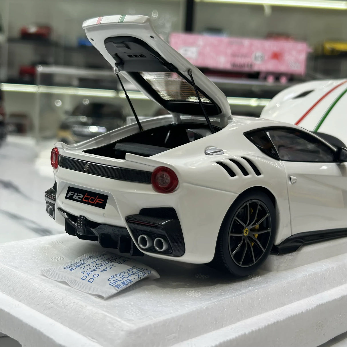BBR Ferrari 2015 F12tdf Bianco Avus Italian Flag 1:18 – Modello in resina da collezione