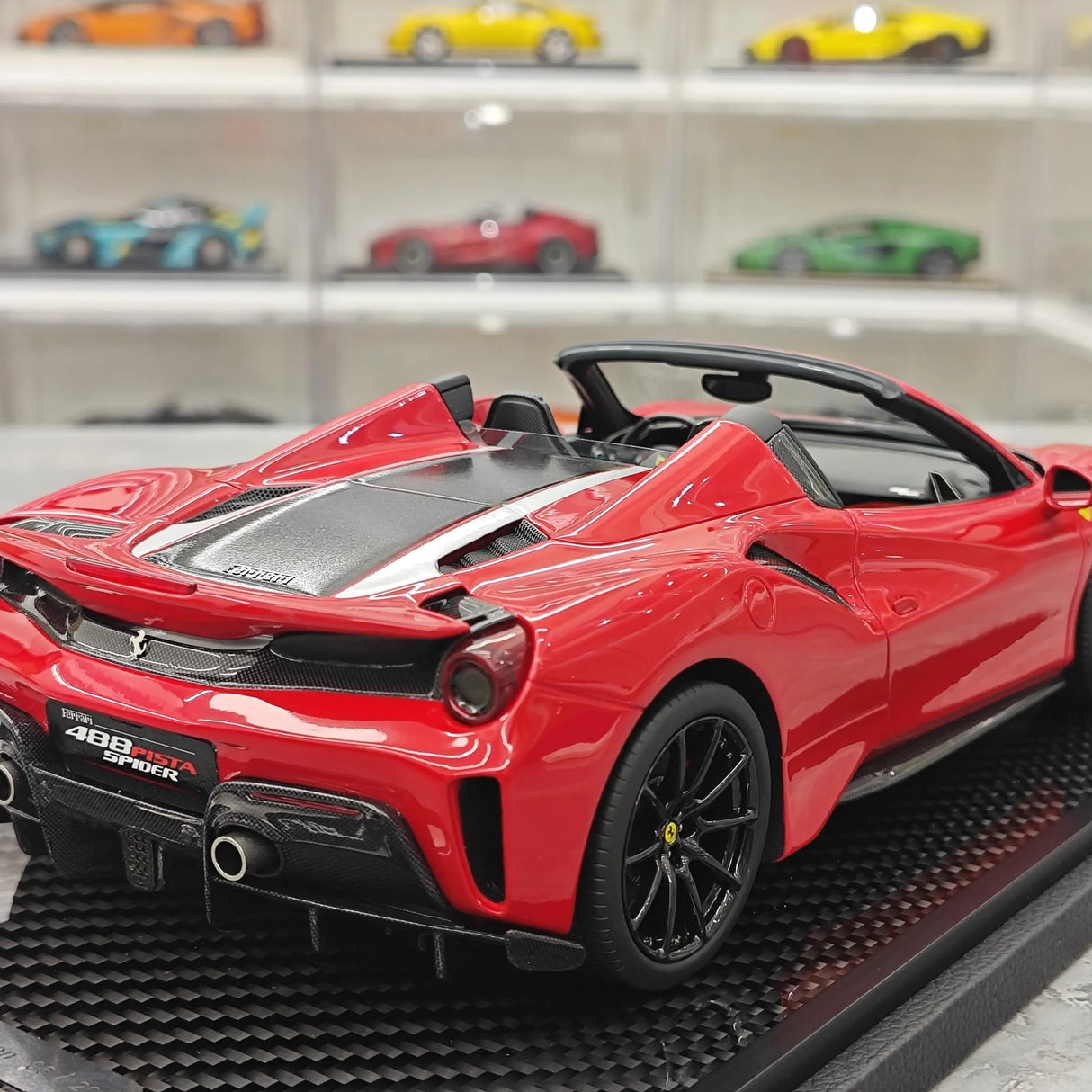 BBR Ferrari 2018 488 Pista Spider Rosso Corsa Black Livery 1:18 – Modello in resina collezionabile