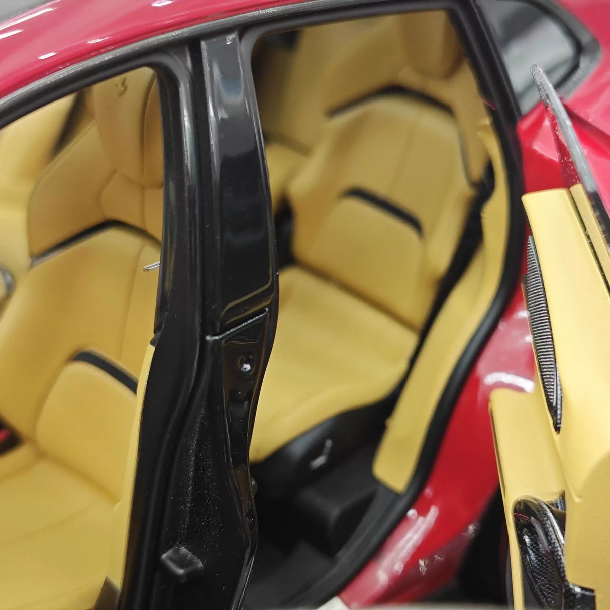BBR Ferrari 2023 Purosangue Red 1:18 – kolekcjonerski model z żywicy odlewany