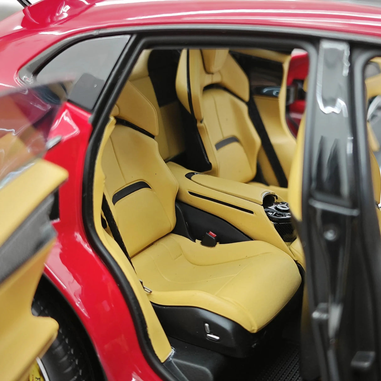 BBR Ferrari 2023 Purosangue Rosso Corsa 1:18 – Modello da collezione in pressofuso