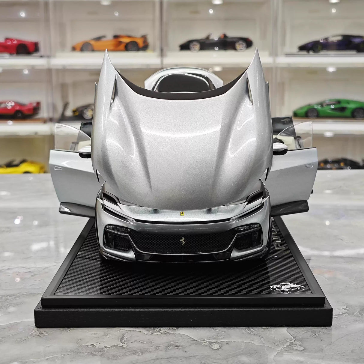 BBR Ferrari 2023 Purosangue Silver 1:18 – kolekcjonerski model z żywicy odlewany