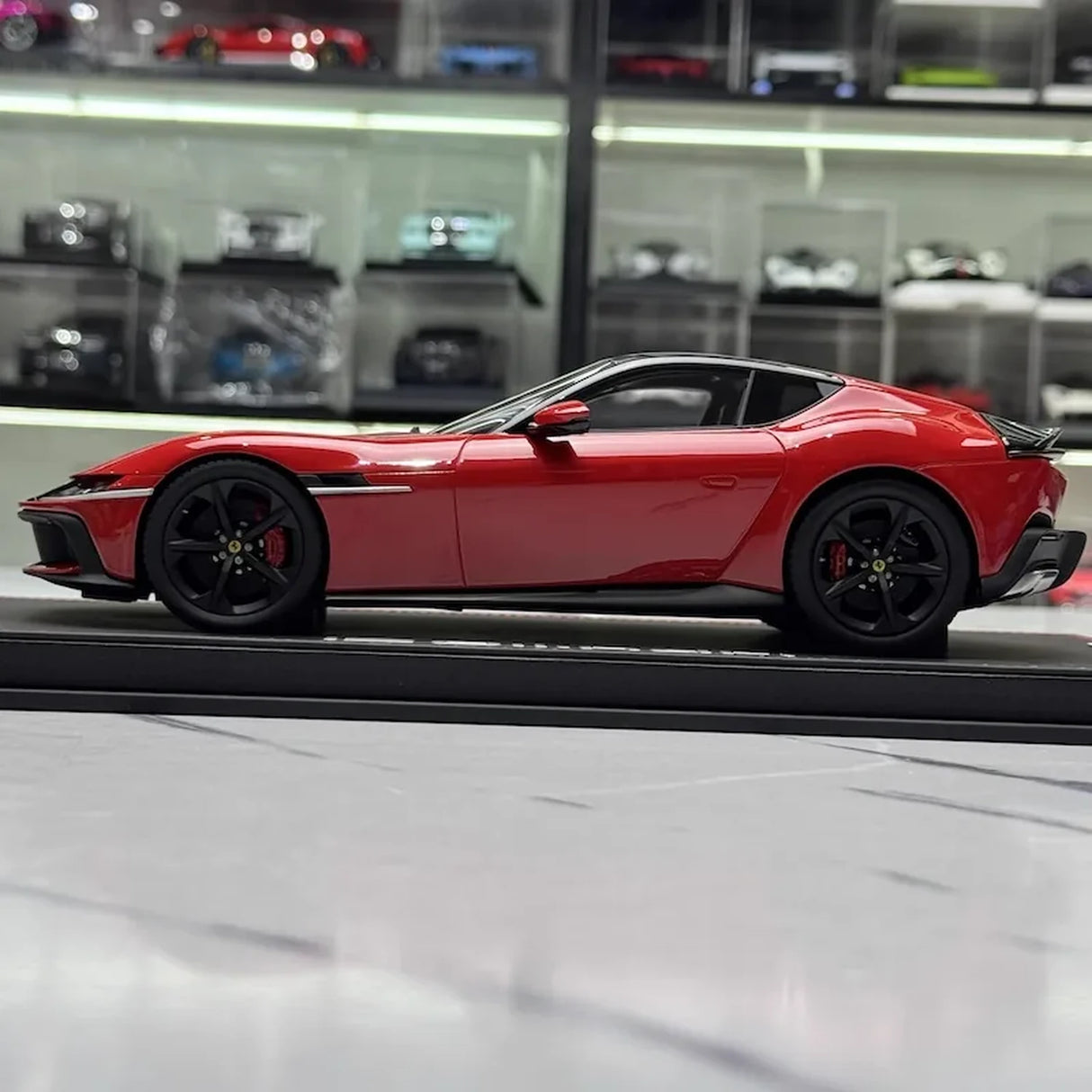 BBR Ferrari 2025 12 Cilindri Red 1:18 – kolekcjonerska żywica modelowa żywica