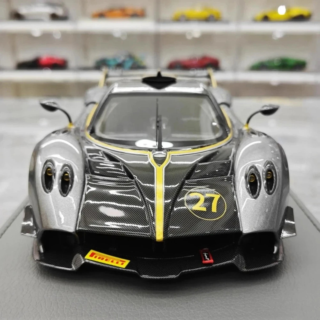Pagani 2021 Huayra R #27 Harmaa 1:18 hartsinen keräilymalli BBR - katso 1