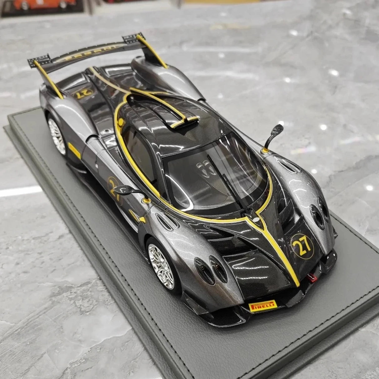 Pagani 2021 Huayra R #27 Harmaa 1:18 hartsikeräilymalli BBR - katso 9