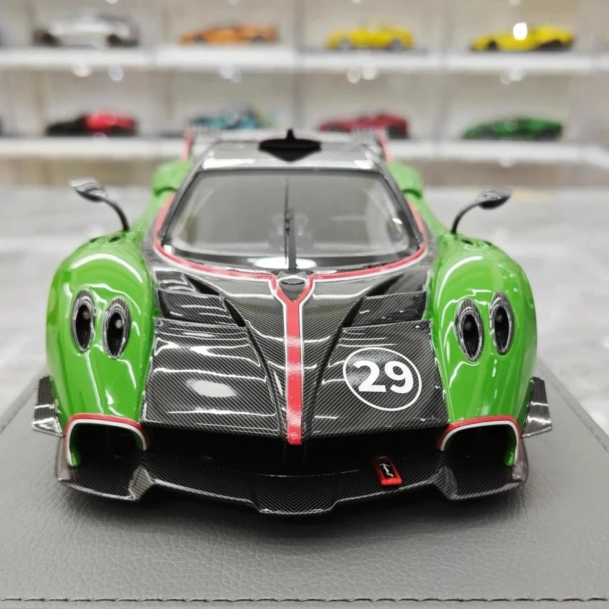 Pagani 2021 Huayra R #29 Vihreä 1:18 hartsinen keräilymalli BBR - katso 1