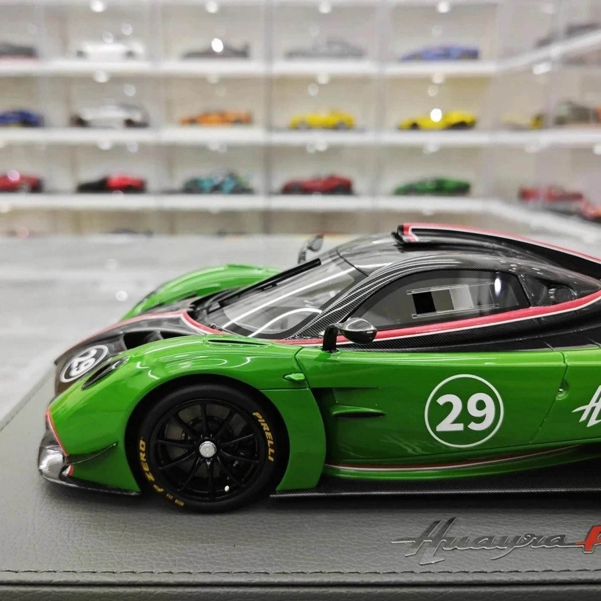 Pagani 2021 Huayra R #29 Vihreä 1:18 hartsi keräilymalli BBR - katso 10