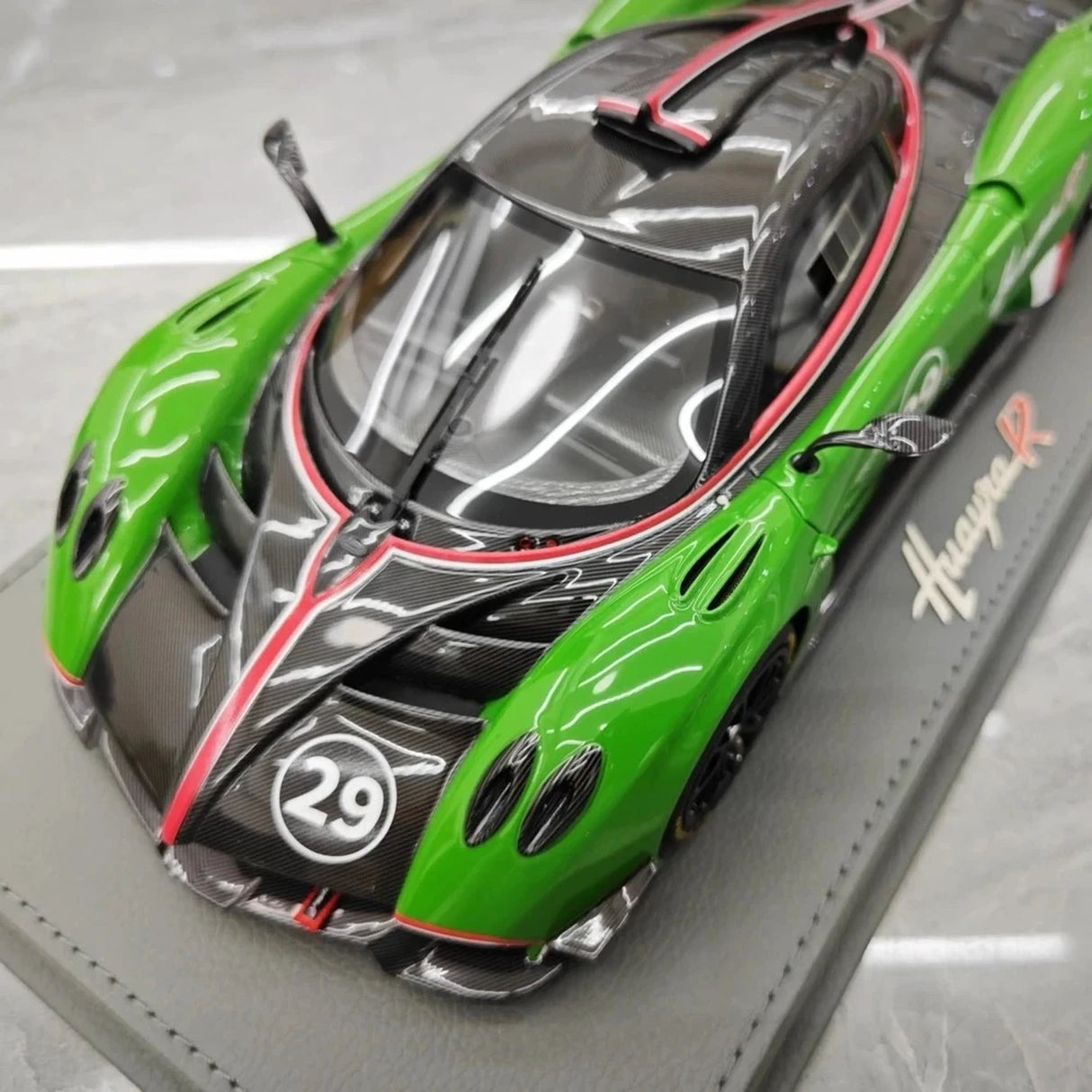 Pagani 2021 Huayra R #29 Vihreä 1:18 hartsikeräilymalli BBR - katso 12