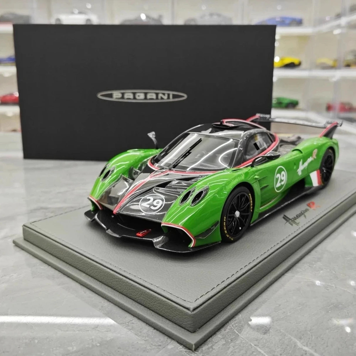 Pagani 2021 Huayra R #29 Vihreä 1:18 hartsi keräilymalli BBR - katso 16