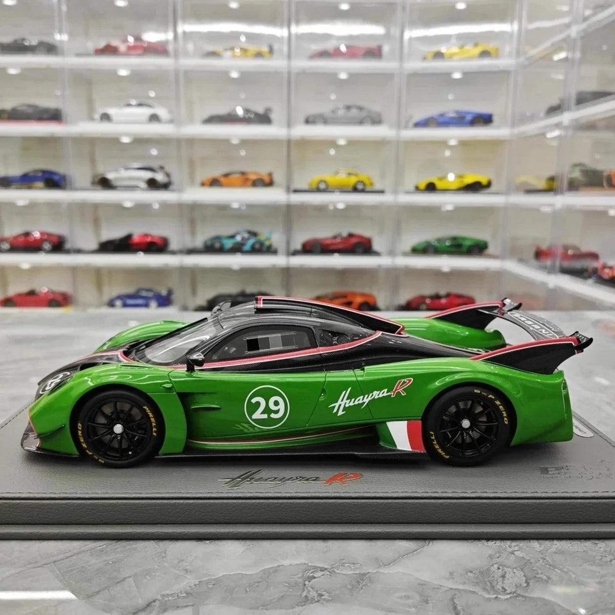 Pagani 2021 Huayra R #29 Vihreä 1:18 hartsinen keräilymalli BBR - katso 4
