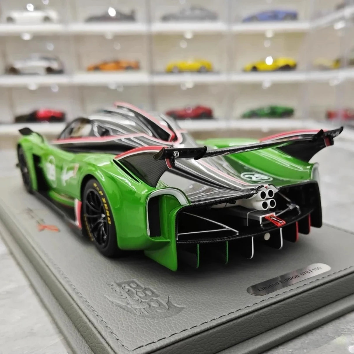 Pagani 2021 Huayra R #29 Vihreä 1:18 hartsi keräilymalli BBR - katso 5
