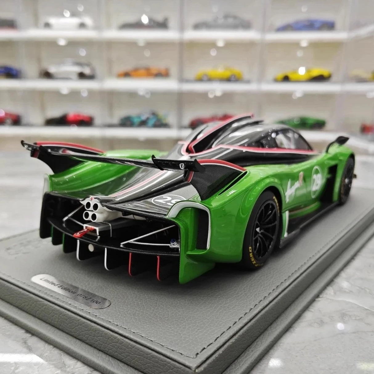 Pagani 2021 Huayra R #29 Vihreä 1:18 hartsinen keräilymalli BBR - katso 7