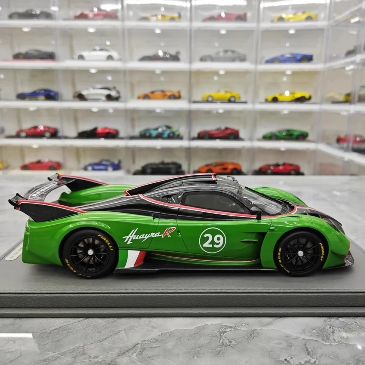 Pagani 2021 Huayra R #29 Vihreä 1:18 hartsi keräilymalli BBR - katso 8