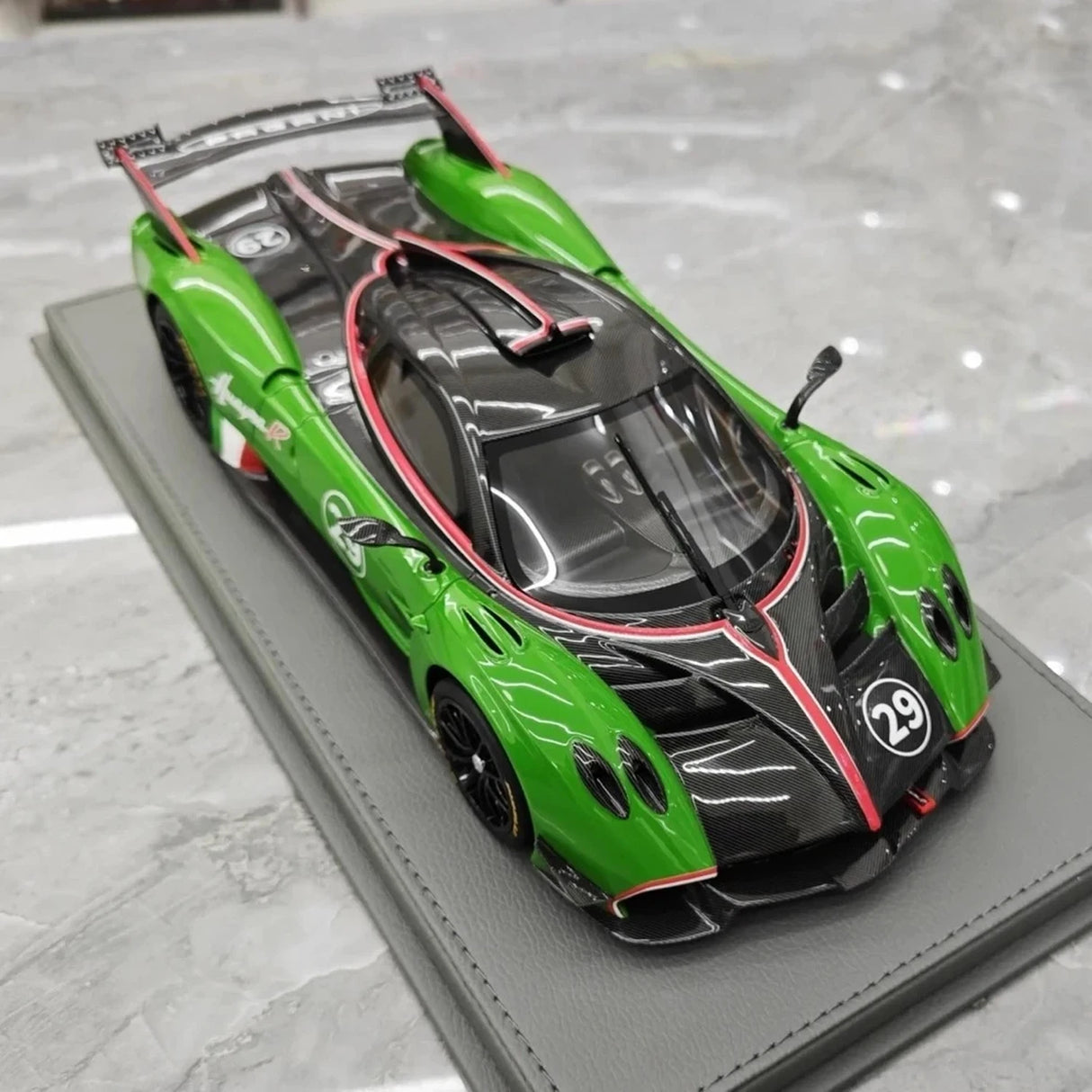 Pagani 2021 Huayra R #29 Vihreä 1:18 hartsikeräilymalli BBR - katso 9