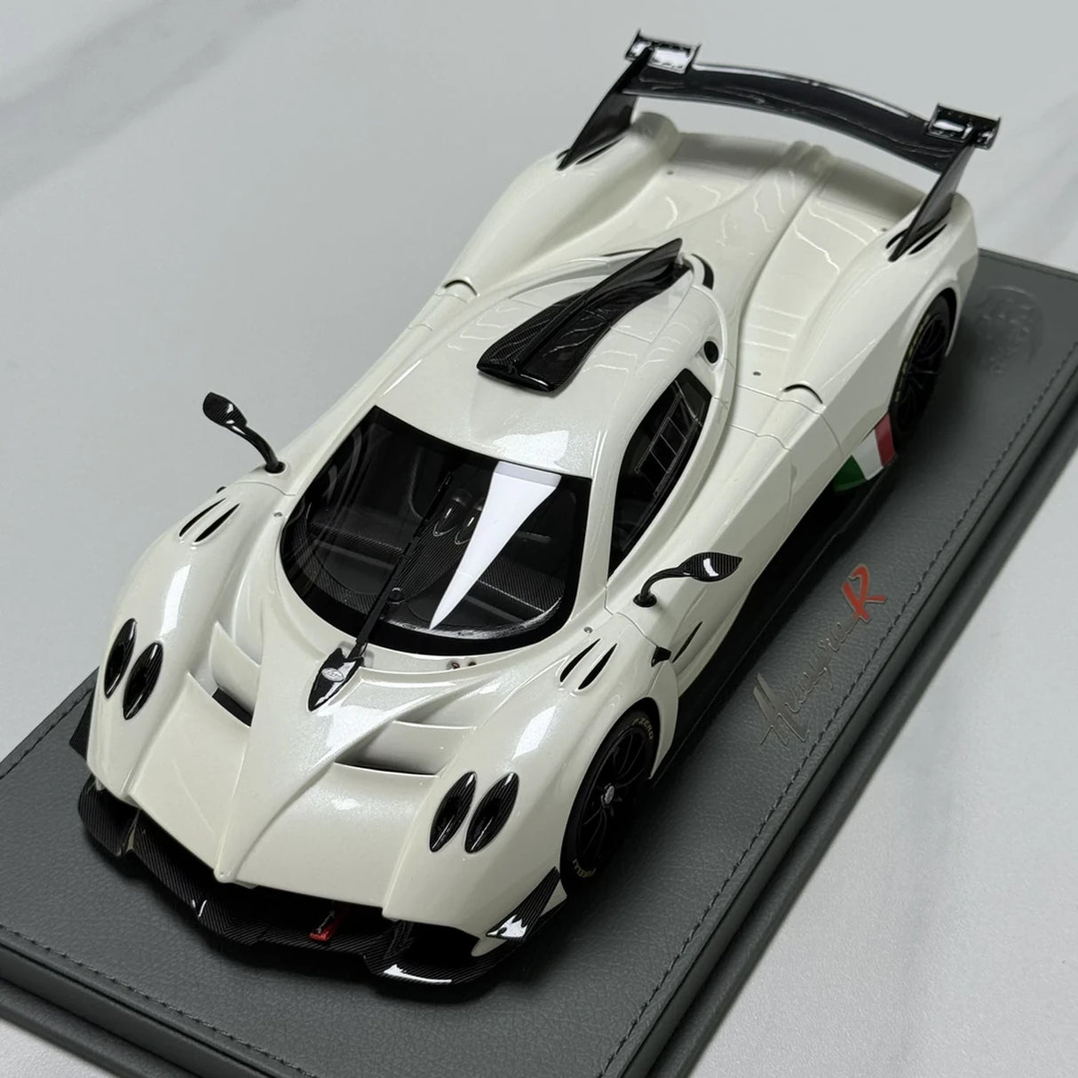 BBR Pagani 2021 Huayra R White 1:18 – نموذج راتنج قابل للجمع
