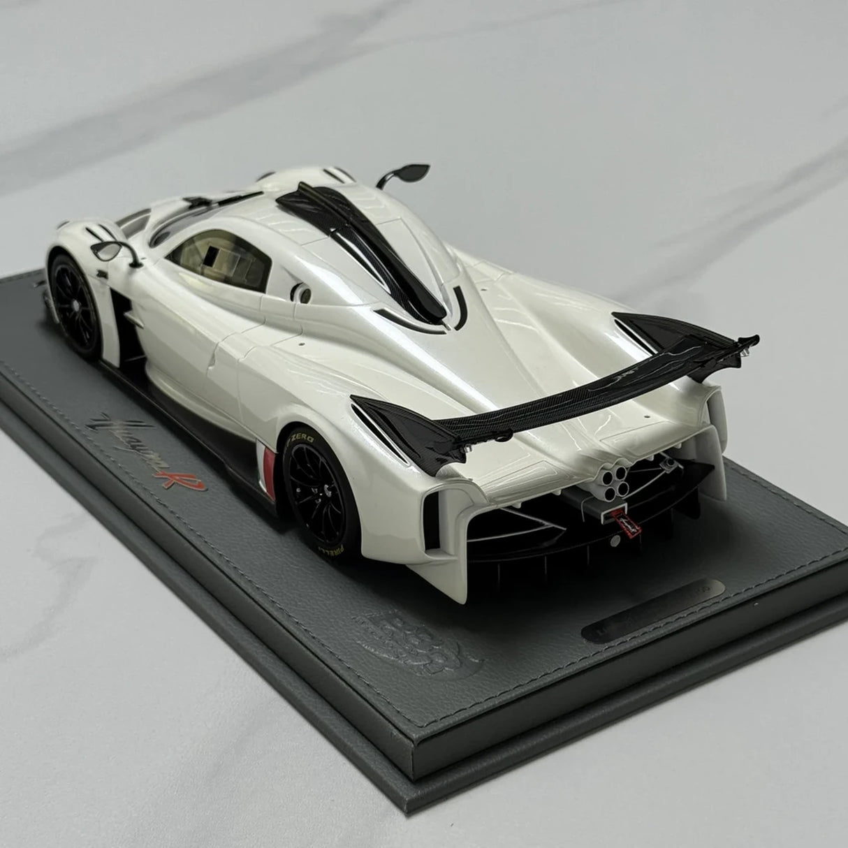 BBR Pagani 2021 Huayra R White 1:18 – نموذج راتنج قابل للجمع