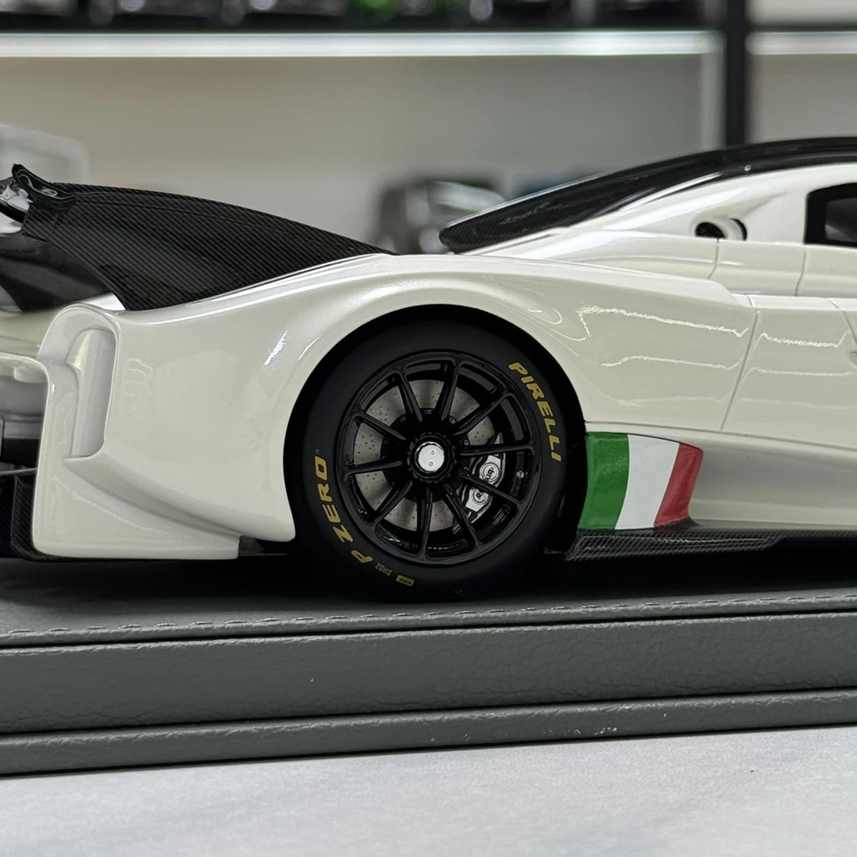BBR Pagani 2021 Huayra R White 1:18 – نموذج راتنج قابل للجمع