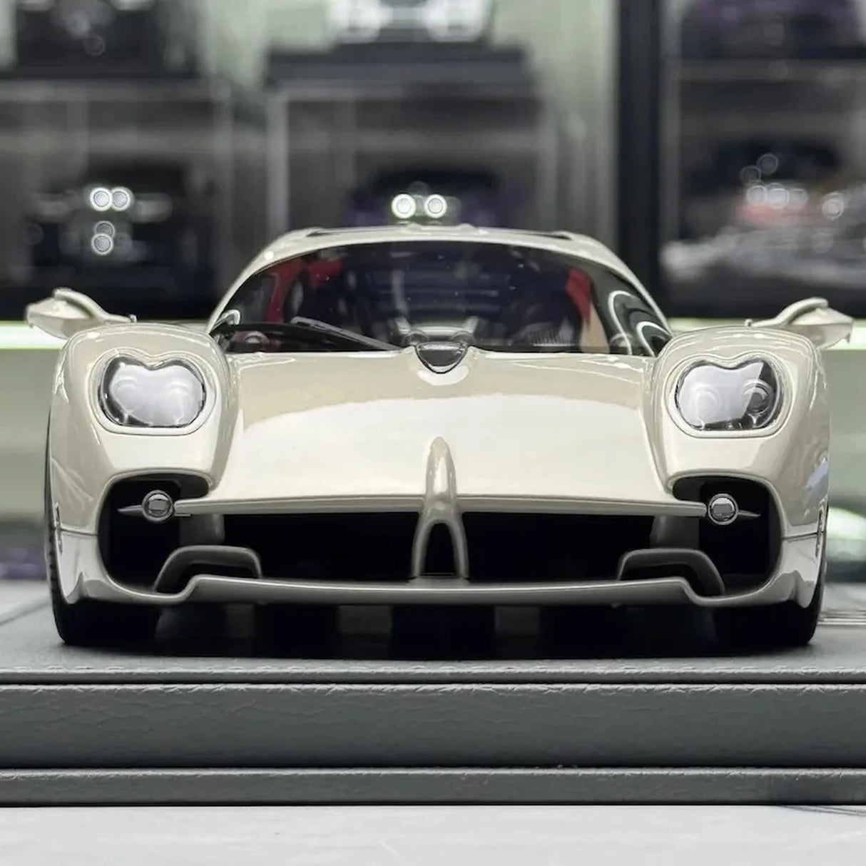 BBR Pagani 2023 يوتوبيا وايت 1:18 – نموذج راتنج قابل للجمع