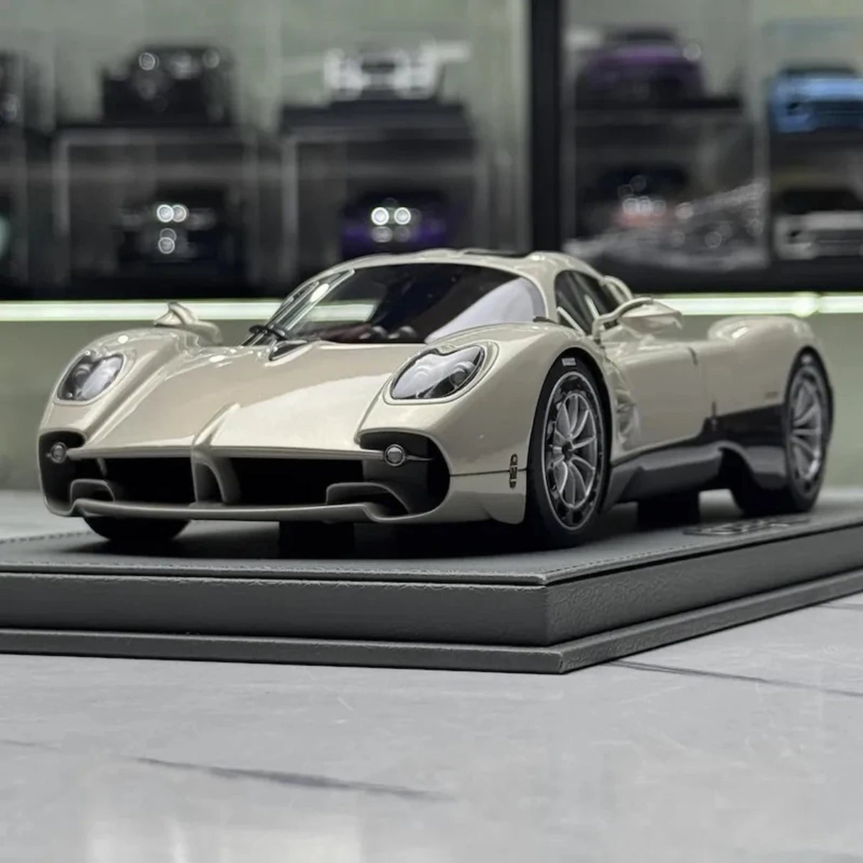 BBR Pagani 2023 يوتوبيا وايت 1:18 – نموذج راتنج قابل للجمع