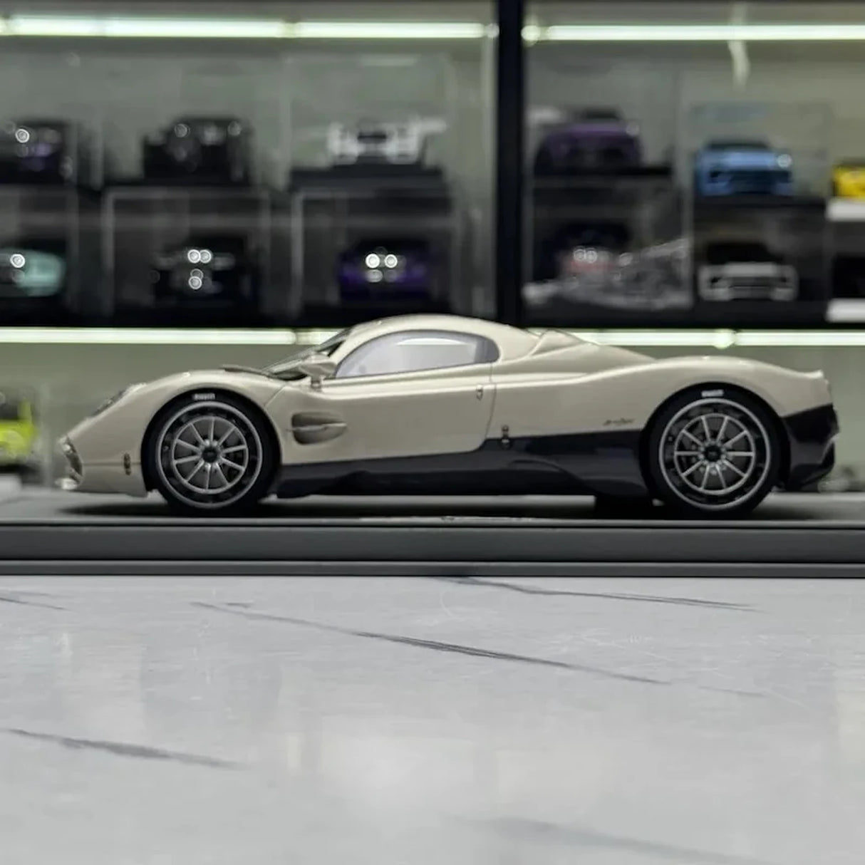 BBR Pagani 2023 يوتوبيا وايت 1:18 – نموذج راتنج قابل للجمع