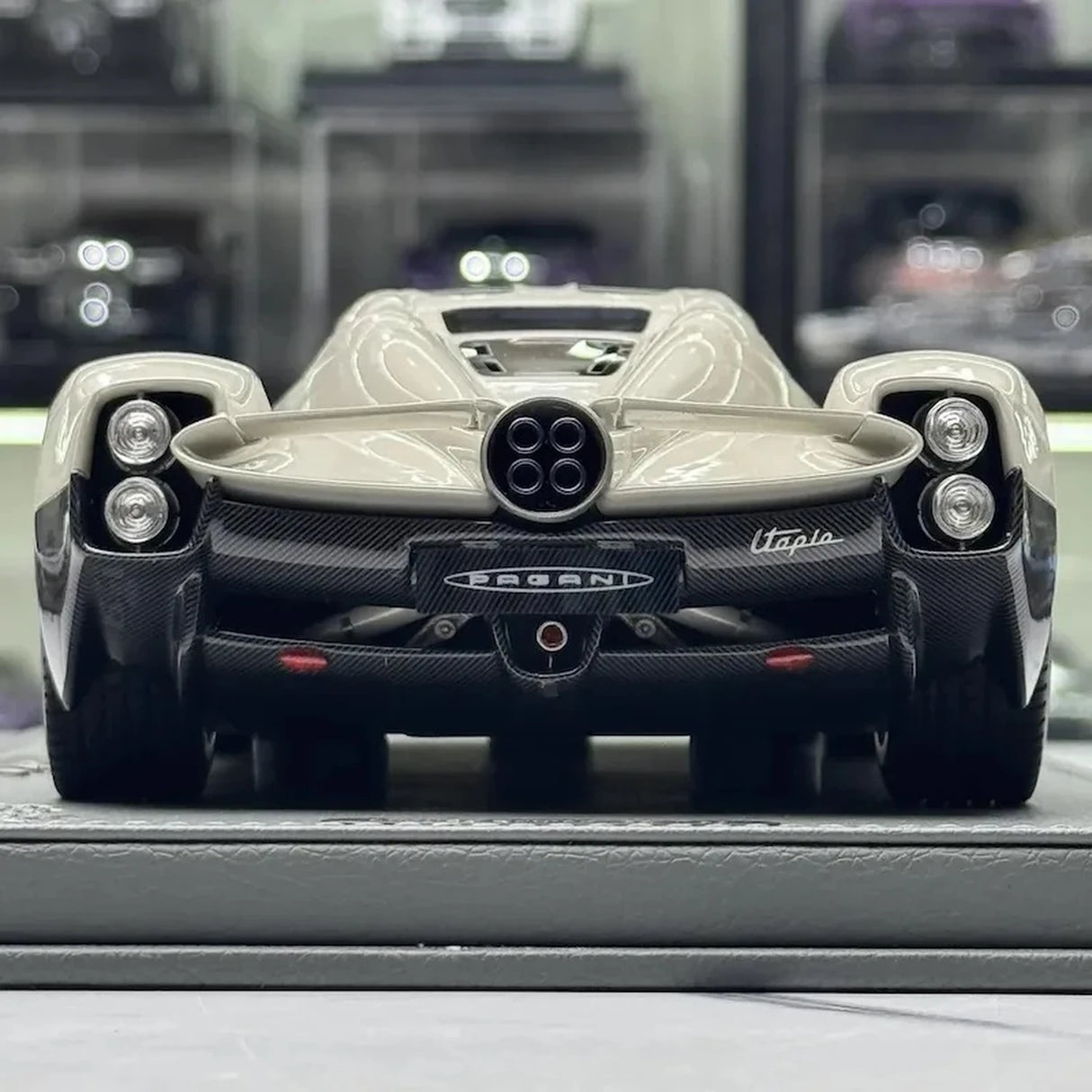 BBR Pagani 2023 Utopia White 1:18 – kolekcjonerska żywica modelowa