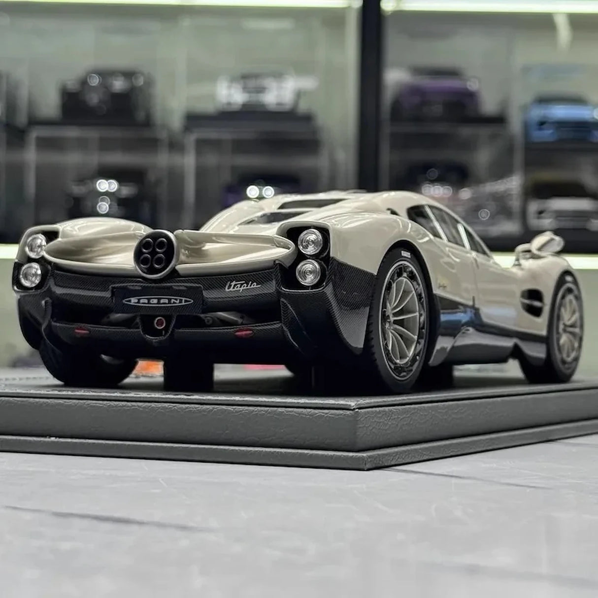 BBR Pagani 2023 Utopia White 1:18 – kolekcjonerska żywica modelowa