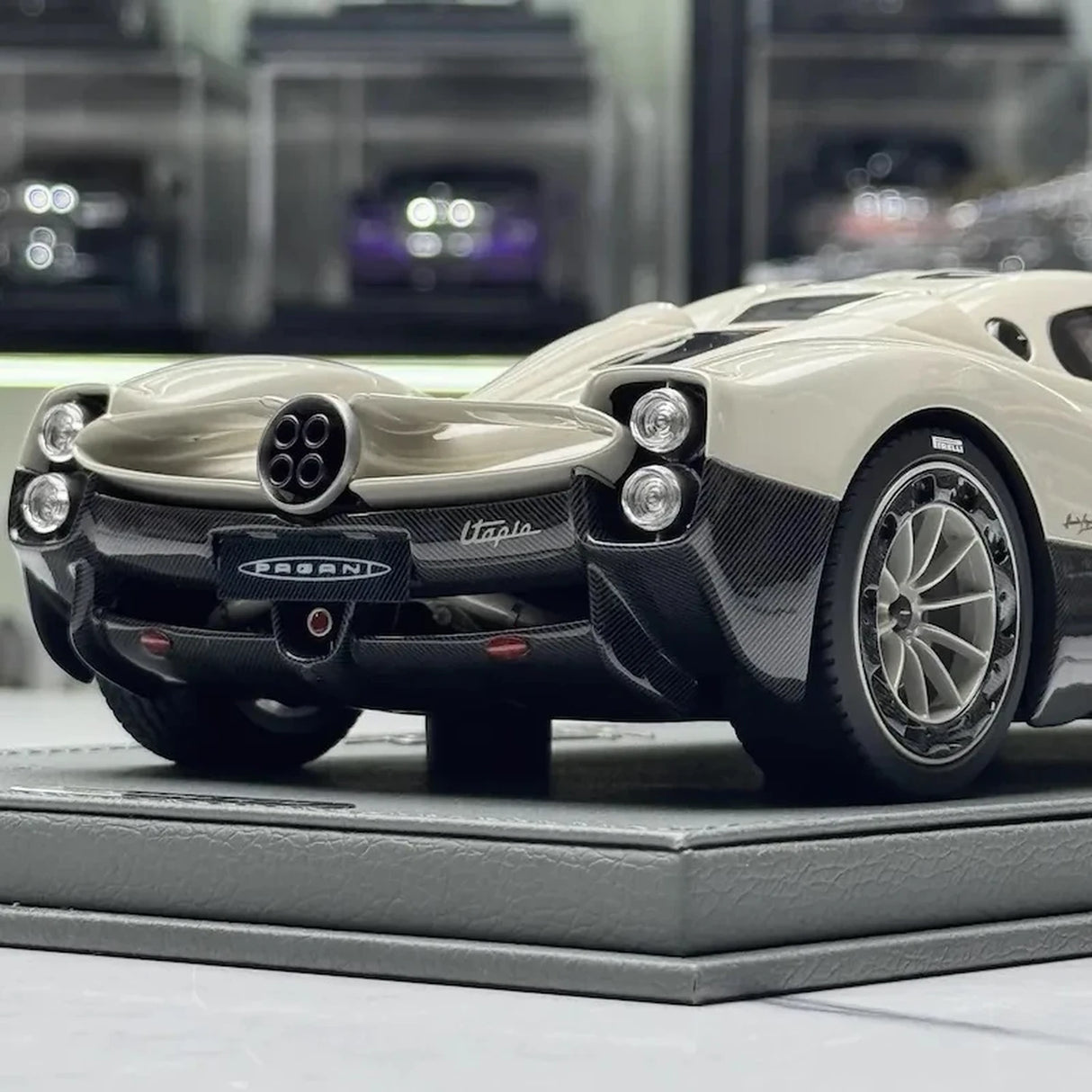 BBR Pagani 2023 Utopia White 1:18 – kolekcjonerska żywica modelowa