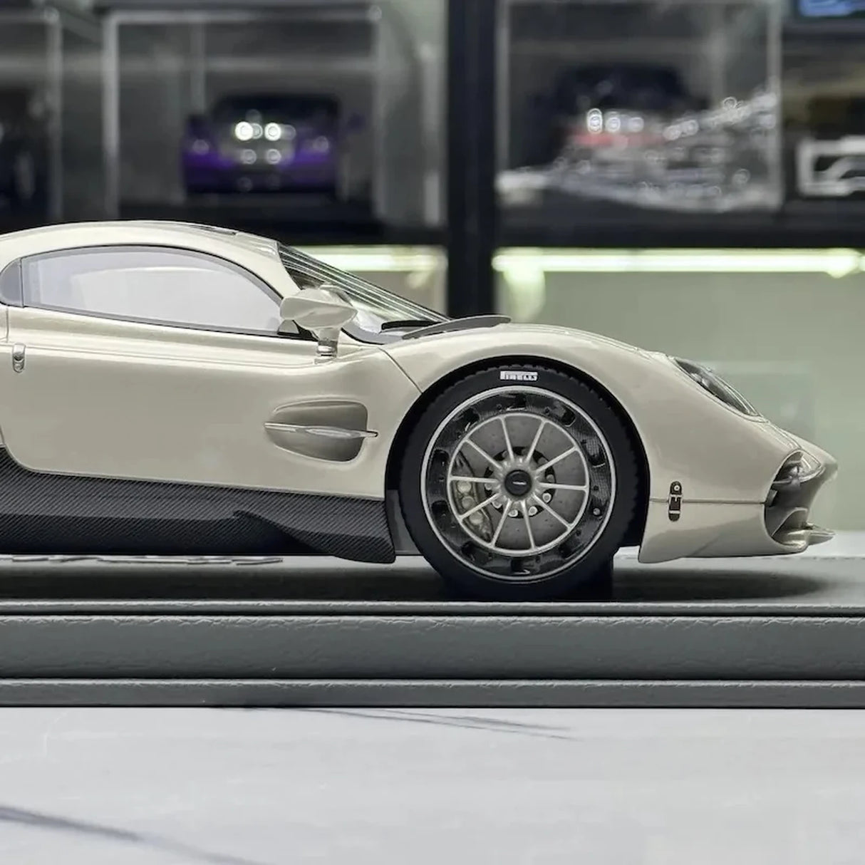 BBR Pagani 2023 Utopia White 1:18 – kolekcjonerska żywica modelowa