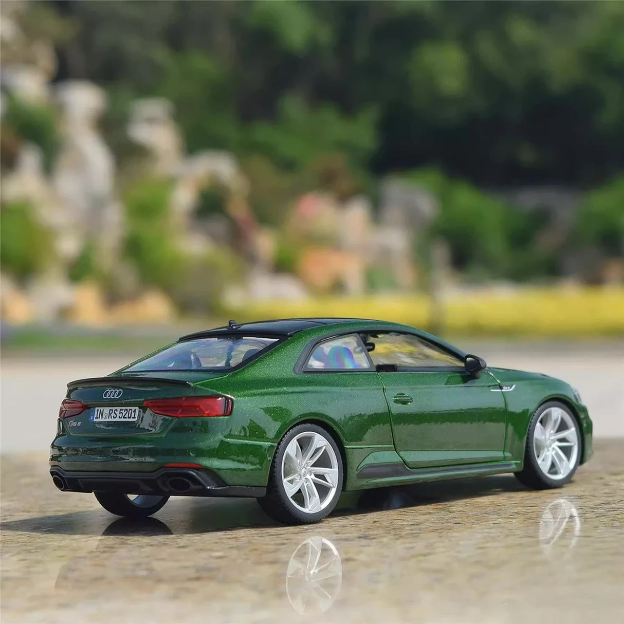 Bburago Audi 2018 RS5 Green 1:24 – Valuvalettu näyttömalli