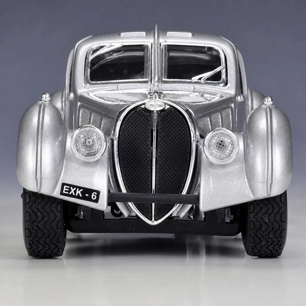 Bburago Bugatti 1936 Type 57SC Atlantic prateado 1:24 – modelo de exposição em metal fundido