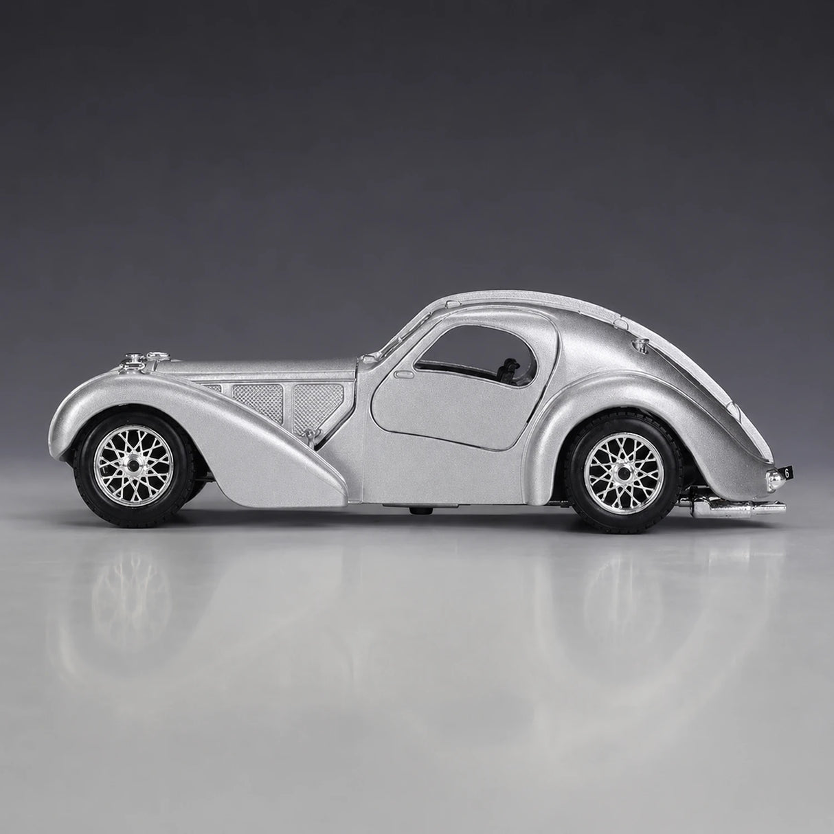 Bburago Bugatti 1936 Type 57SC Atlantic prateado 1:24 – modelo de exposição em metal fundido