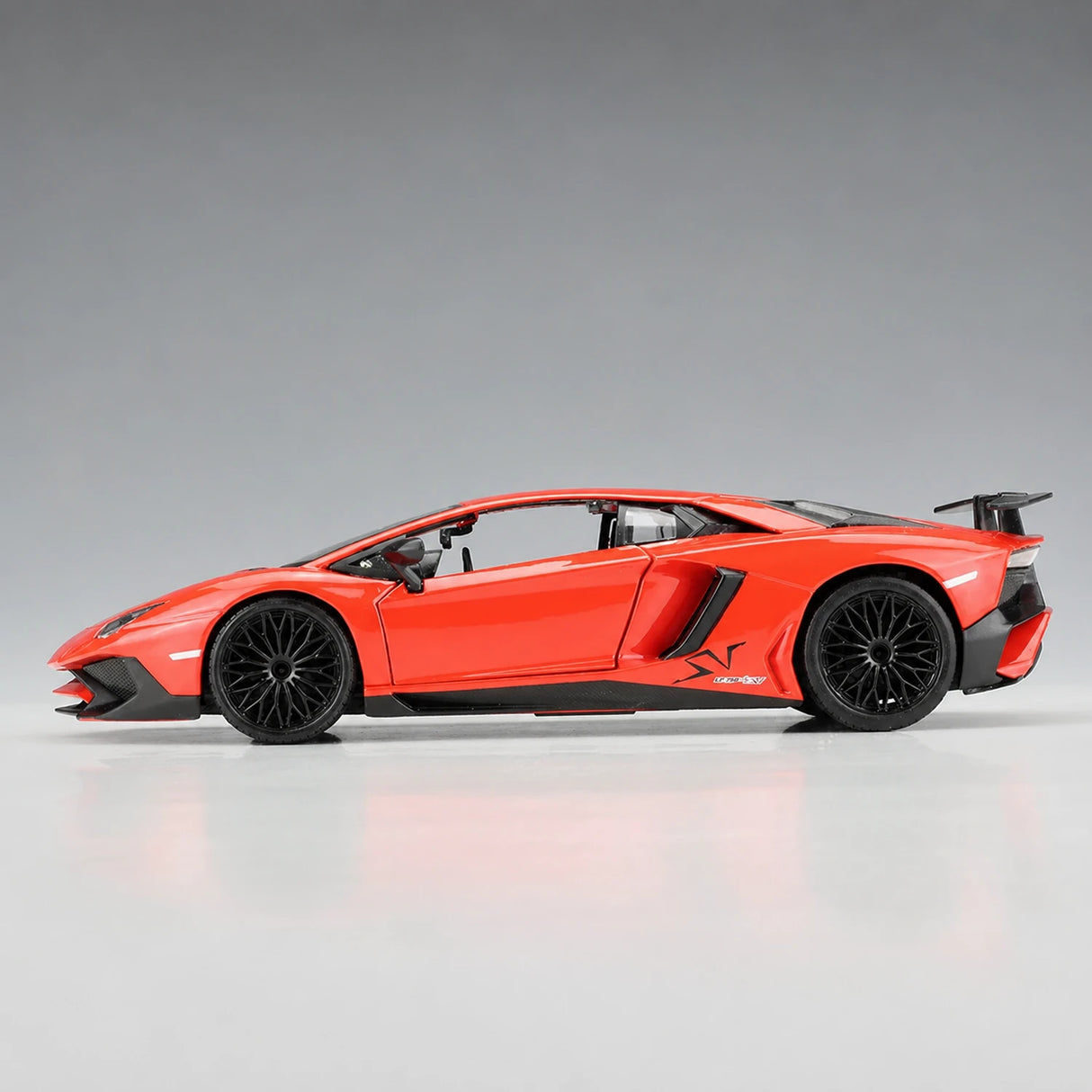 Bburago Lamborghini 2016 Aventador LP750-4 SV Red 1:24 – model wyświetlacza odlewany