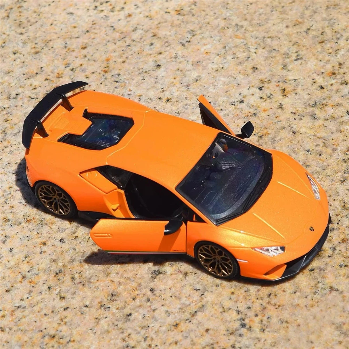Bburago Lamborghini 2017 Huracan Performante Orange 1:24 – model wyświetlacza odlewany