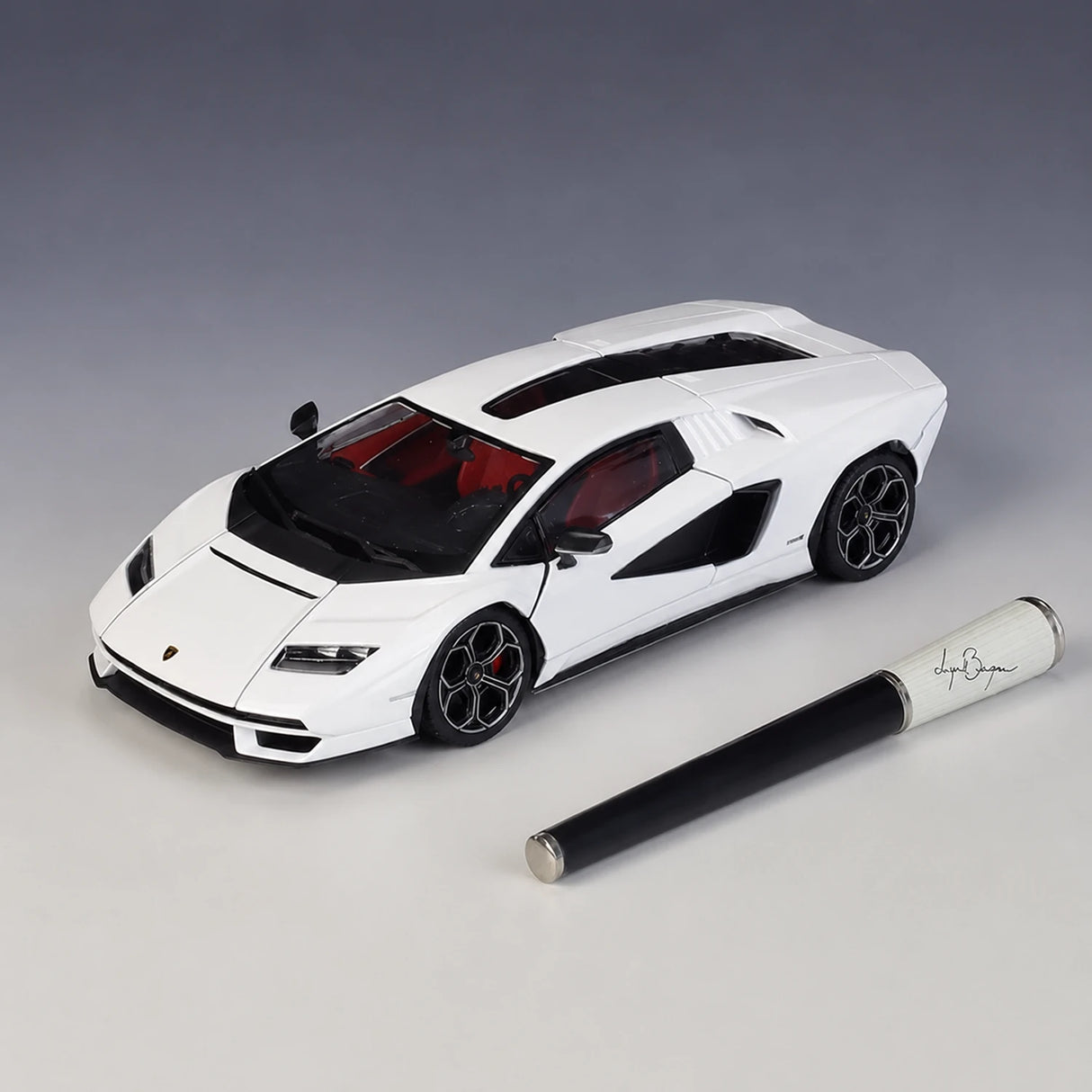Bburago Lamborghini 2022 Countach LPI800-4 White 1:24 – Diecast Display Model Die-Cast