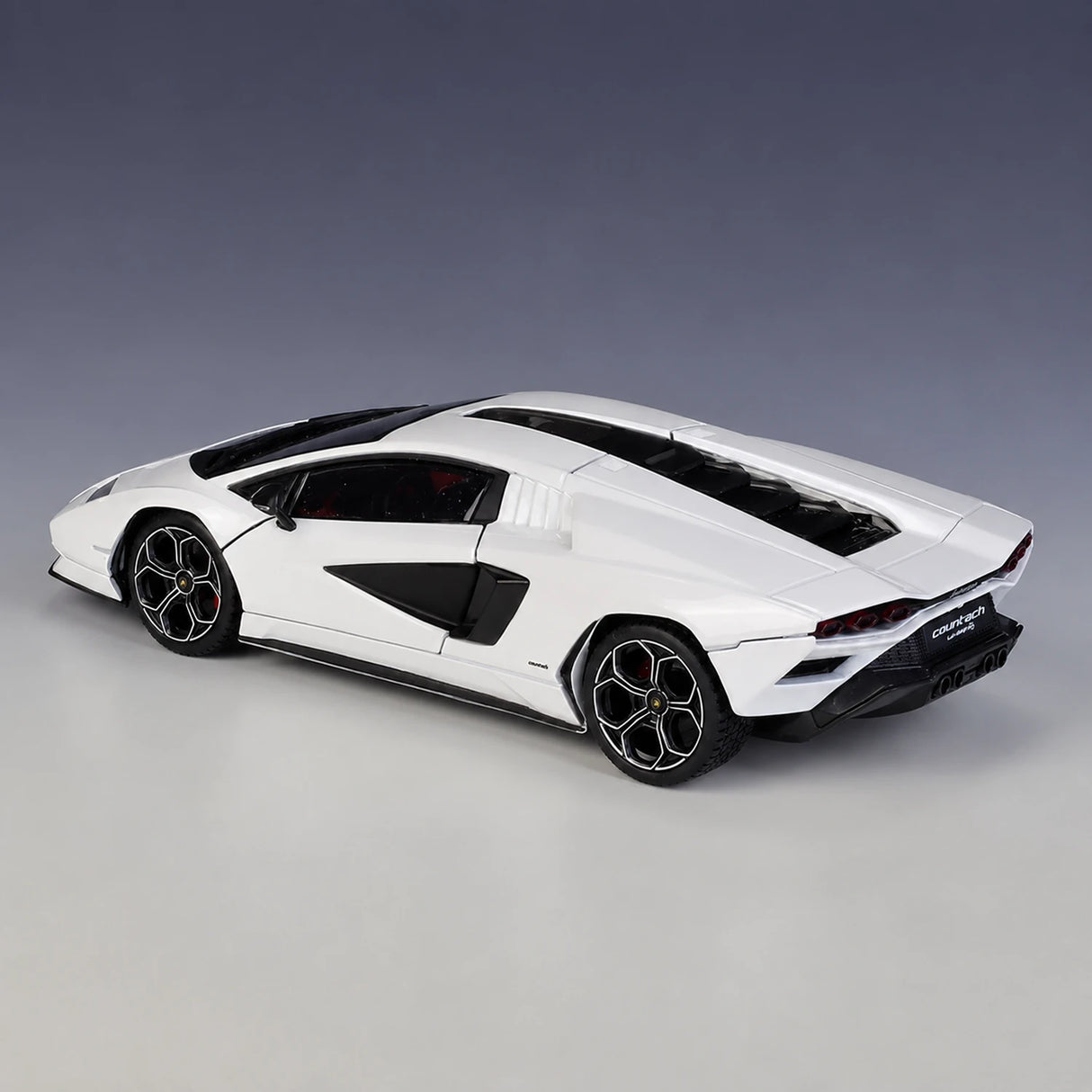 Bburago Lamborghini 2022 Countach LPI800-4 White 1:24 – Diecast Display Model Die-Cast